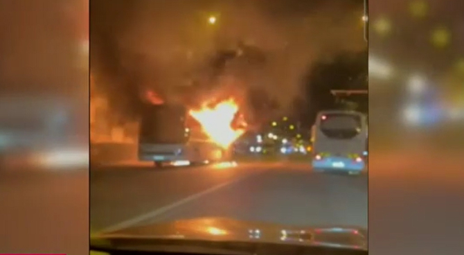 Un autobuz cu români a luat foc în mers
