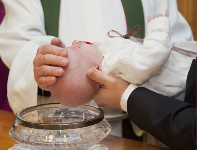 Un preot a botezat incorect timp de 20 de ani. Toate ceremoniile trebuie refăcute