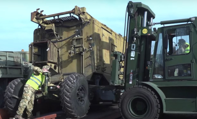 Statele Unite vor trimite sute de vehicule blindate și rachete în Ucraina