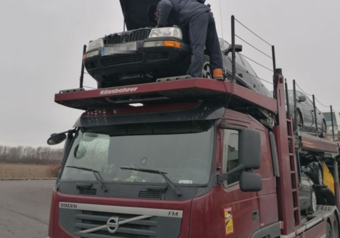 Ungaria. Șofer român de camion, luat la întrebări de polițiștii maghiar, după ce au văzut ce transporta pe o platformă