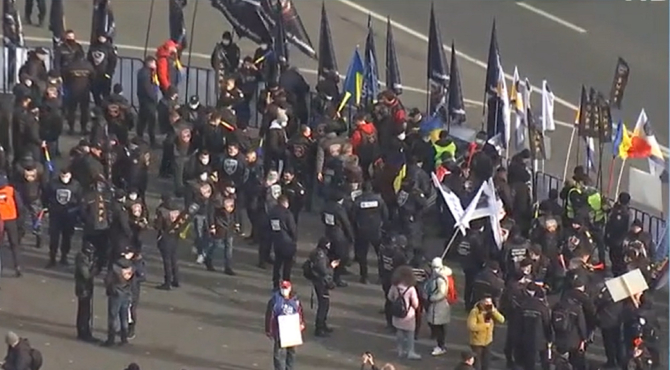 Zeci de polițiști protestează în Piața Victoriei. FOTO: captură Antena 3 