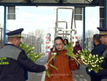 Flori pentru femeile din Ucraina, la frontieră O Zi a de 8 martie, plină de speranţă