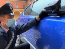 Italia. Un cuplu de români, acuzat de înmatricularea fictivă a vehiculelor. Cei doi aveau în acte 50 de mașini