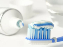 Păstrează un tub cu pastă de dinți în bucătărie. Te ajută să scapi de mizerie și de mirosurile neplăcute.