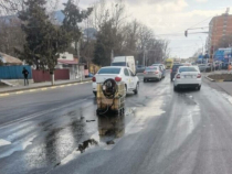 Un român a cumpărat 1.000 de litri de motorină într-un container de plastic care s-a răsturnat pe şosea. FOTO: captură Monitorul de Galați