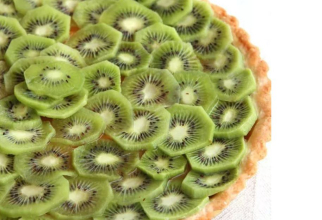 Tartă cu kiwi, un desert delicios, bogat în vitamina C. Uită de umplutura tradițională și folosește un borcan cu gem 