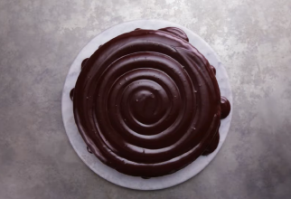 Tort cu ciocolată și vin roșu. Un desert rafinat care se prepară foarte ușor