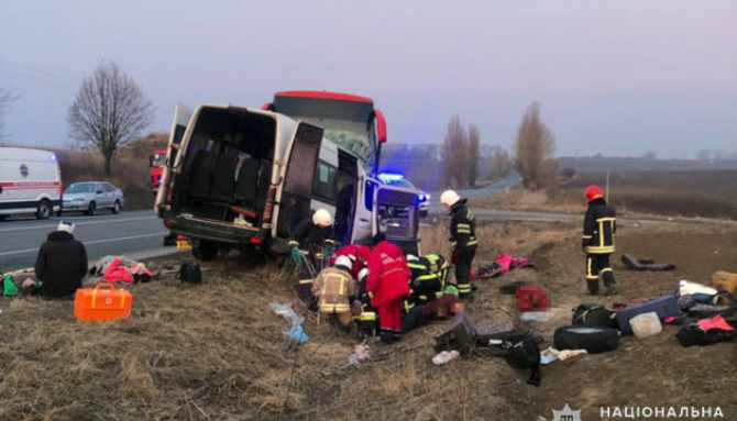 Accident înfricoșător în Ucraina. Un autobuz și un microbuz, care evacuau refugiați, s-au izbit frontal Șapte morți și nouă răniți. FOTO: Poliția din regiunea Hmelnytsky