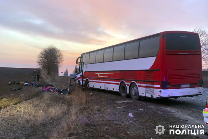 2. -imagine fara descriere- (accident-infricosator-in-ucraina--un-autobuz-si-un-microbuz--care-evacuau-refugiati--s-au-izbit-frontal-sapte-morti-si-noua-raniti---foto-2.jpg)