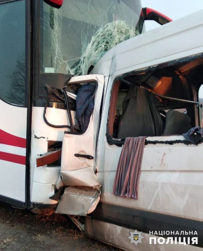 3. -imagine fara descriere- (accident-infricosator-in-ucraina--un-autobuz-si-un-microbuz--care-evacuau-refugiati--s-au-izbit-frontal-sapte-morti-si-noua-raniti---foto-3.jpg)