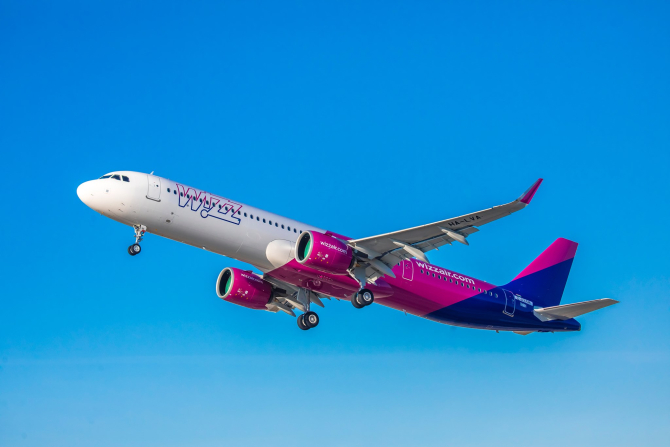 Alertă cu bombă! Zbor Wizz Air, escortat din România până în Polonia. FOTO: Facebook @Wizz Air