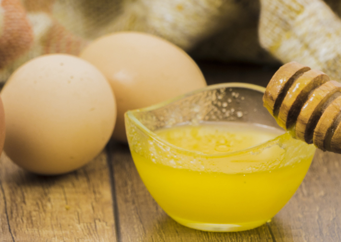 Amestecă un ou cu o lingură de miere. Trucurile fabuloase care îți vor lua ani de zile de pe față