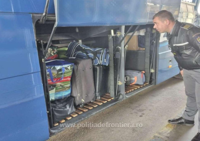Autocar, verificat la intrarea în România. Polițiștii au fost uimiți după ce deschis cala pentru bagaje.