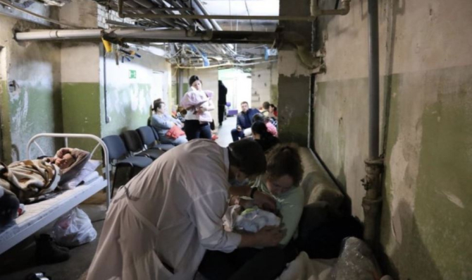 Bebeluși români, născuți de mame surogat ucrainene, adăpostiți într-un buncăr din Kiev. Micuții au rămas fără provizii