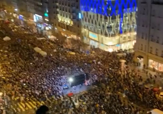 Cehia. Manifestație de susținere a poporului ucrainean. Președintele Zelenski, aclamat de zeci de mii de oameni la Praga