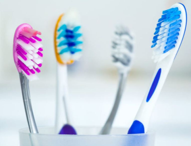 Cum să dezinfectăm periuța de dinți. Cea mai rapidă metodă  fără apă de gură, oțet și bicarbonat de sodiu 