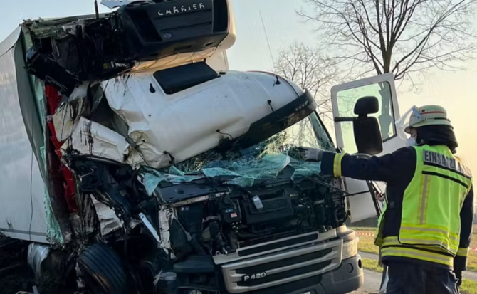 Germania. Șofer român de TIR, accident teribil: A scăpat camionul de sub control și s-a izbit de un copac. FOTO: captură westfalen-blatt.de