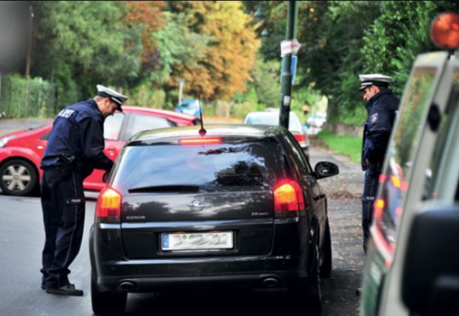 Germania. Tras pe dreapta pe autostradă, un bărbat a sărit gardul de protecție și a vrut să fugă de polițiști