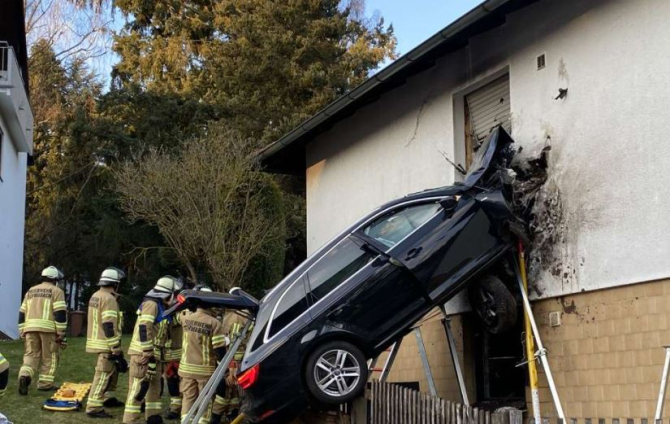 Germania. Un șofer s-a înfipt cu mașina în peretele unei case. Bărbatul a murit pe loc