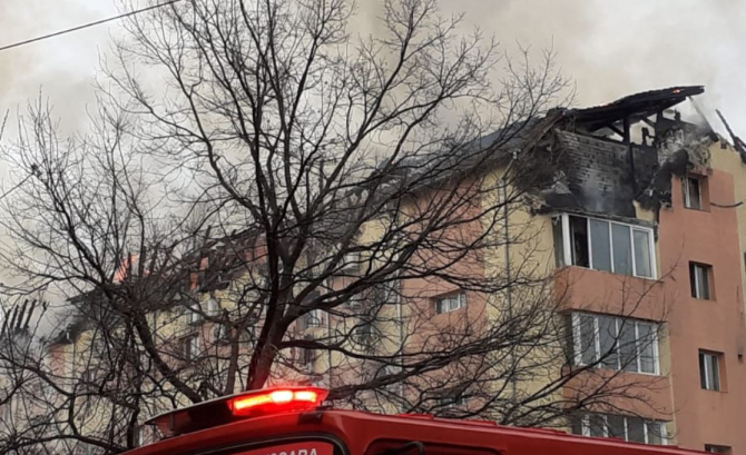 Incendiu de proporții la mansarda unui bloc din Timișoara. Zeci de persoane, evacuate 