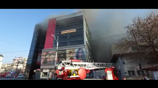 Incendiu puternic în CAPITALĂ. Magazinului Prosper din Calea 13 Septembrie cuprins de flăcări