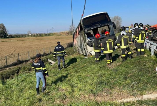 Italia. Un autobuz cu refugiați ucraineni s-a răsturnat. O femeie a murit pe loc 