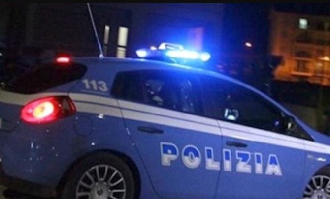 Italia. Un român s-a dat în spectacol pe stradă a spart o sticlă și i-a atacat pe polițiști.