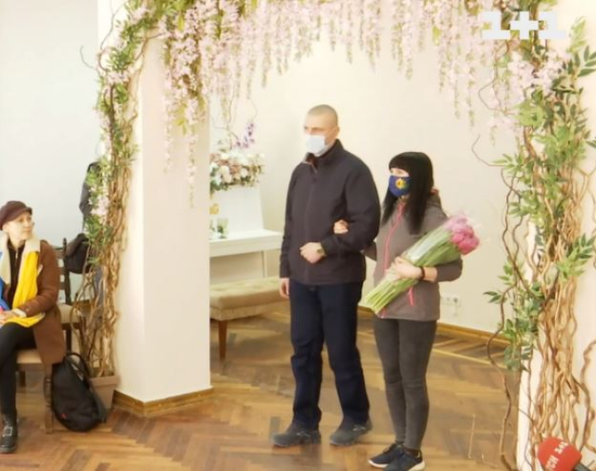 Nuntă în timpul războiului. Un soldat ucrainean s-a căsătorit cu aleasa inimii chiar în spital  