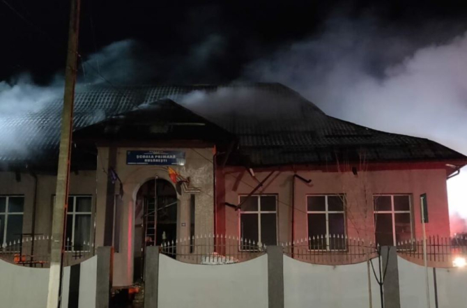 O şcoală din Olt, proaspăt renovată, cuprinsă de flăcări. Pompierii au luptat șapte ore cu flăcările  Sursa ISU Olt