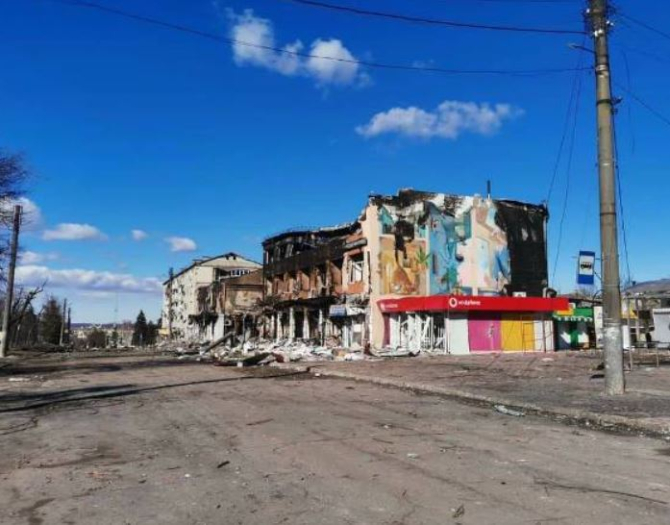 Orașul ucrainean Izium, ras de pe fața pământului. Rușii bombardează ruinele clădirilor 