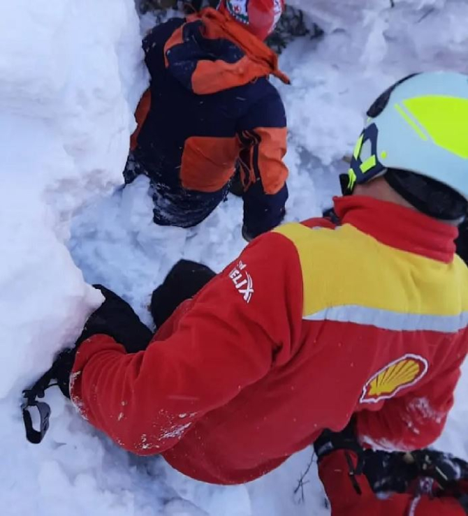 Prins de o avalanşă, un român a stat zeci de minute îngropat în zăpadă. Bărbatul, ajutat de salvatorii din Sinaia.