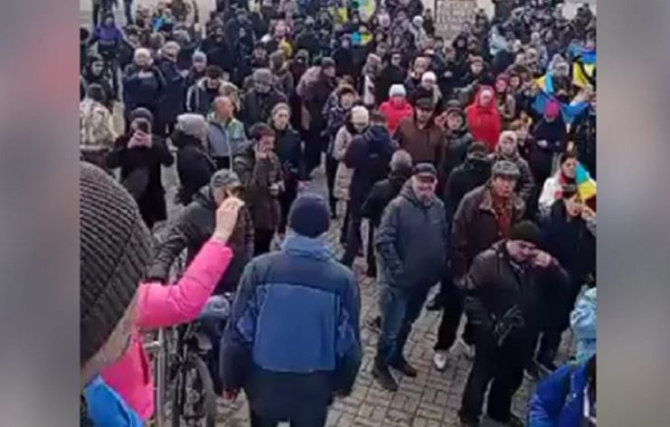 Proteste în Melitopol Sute de ucraineni și cer eliberarea primarului Ivan Fedorov