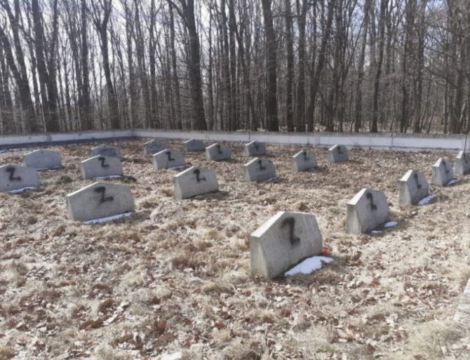 Rusia deschide o anchetă în România, după profanarea mormintelor soldaților sovietici.