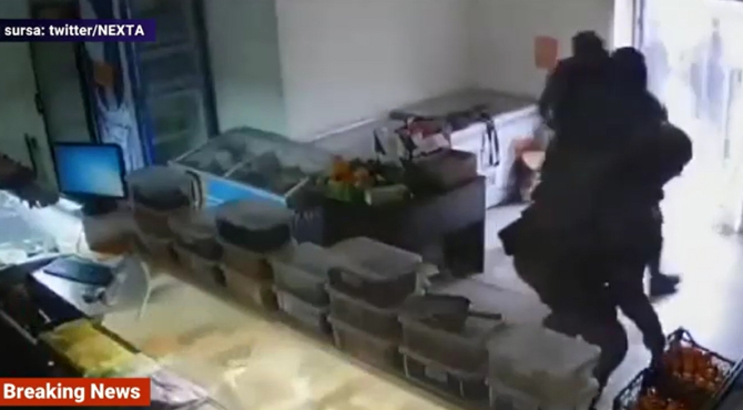 Soldații rușii fură tot ce găsesc în magazinele din Ucraina. Sursa foto: captură Digi24