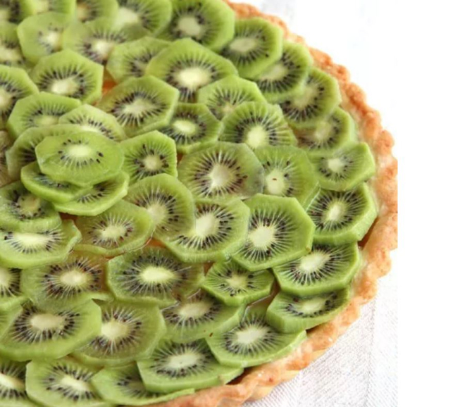 Tartă cu kiwi, un desert delicios, bogat în vitamina C. Uită de umplutura tradițională și folosește un borcan cu gem 