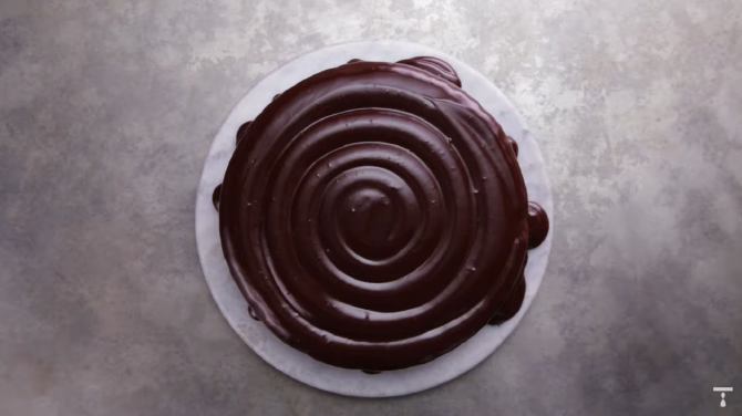 Tort cu ciocolată și vin roșu. Un desert rafinat care se prepară foarte ușor