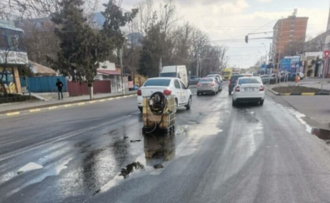 Un român a cumpărat 1.000 de litri de motorină într-un container de plastic care s-a răsturnat pe şosea. FOTO: captură Monitorul de Galați