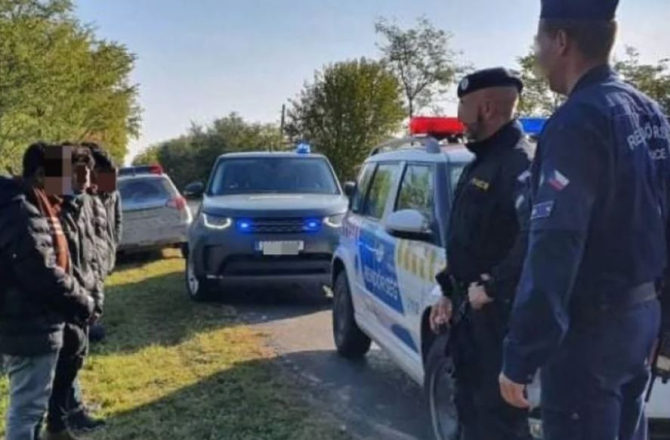 Ungaria. Automobil, tras pe dreapta de agenți. Doi români au fost duși la secția de poliție și interogați