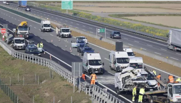 Due rumeni, morti in un terribile incidente in Italia: il minibus con cui stavano tornando dalla Francia, schiacciato da una petroliera