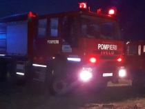 Explozie urmată de incendiu într-un bloc din Dâmbovița. Locatarii sunt evacuați
