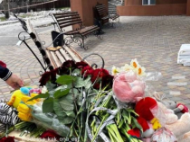 Flori și jucării, depuse de ucraineni la blocul din Odesa, bombardat de ruși. Kira, de doar de trei luni, a murit lângă mama sa