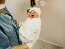 Italia. Un bebeluș român s-a grăbit să vină pe lume și s-a născut în parcarea spitalului