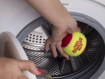 Pune câteva mingi de tenis în mașina de spălat atunci când bagi rufele: Un truc genial, care te scapă de multe bătăi de cap