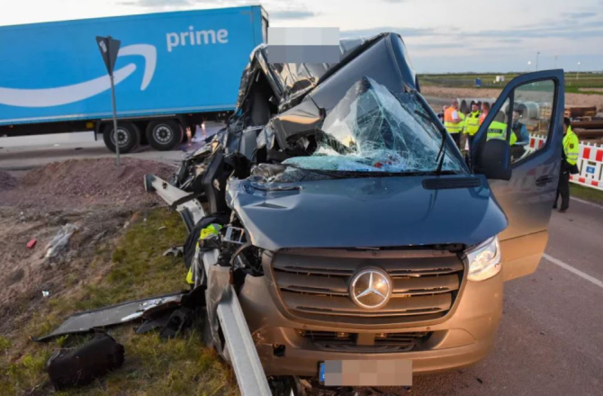 Austria. Un român beat a intrat cu furgoneta într-un camion. Ambii șoferi sunt angajați la Amazon