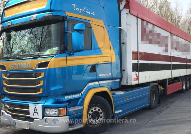 Camion, oprit la intrarea în țară Aproape 23 de tone de deșeuri din hârtie, trimise de Italia în România.