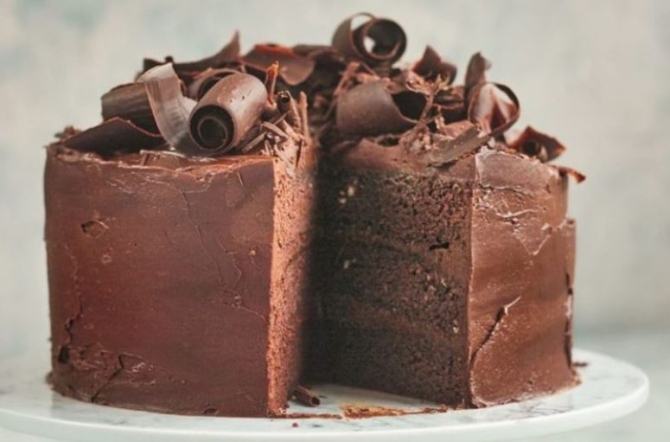 desertul tort pacatos de ciocolata.