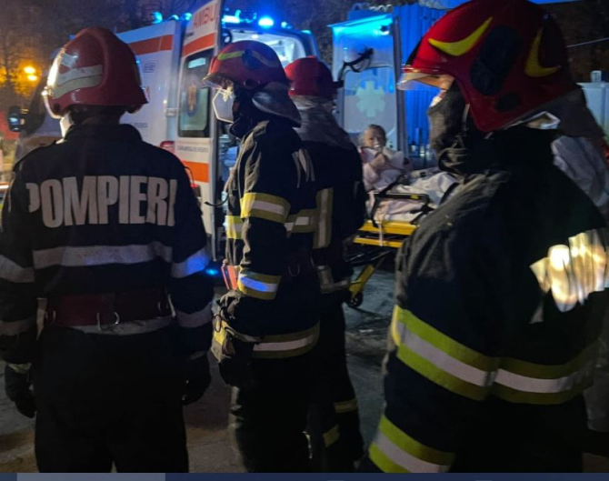 Două românce au ajuns la spital după ce maşina în care se aflau s-a răsturnat şi a luat foc.
