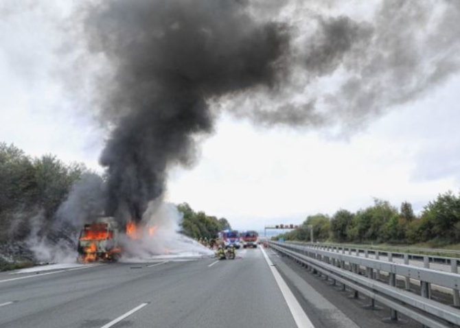 Germania. Șofer român, în pericol după ce remorca camionului a luat foc pe autostrada A4 