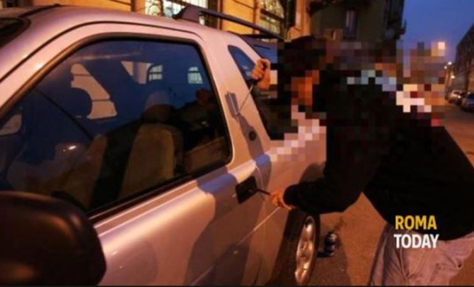 Italia. Moldovean, prins în flagrant de polițiști, în timp ce demonta piesele și accesoriile de la o mașină 