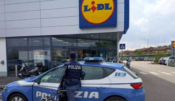 Italia. Patru români, care agresau clienții unui magazin, cerându-le bani pentru o organizație caritabilă falsă, reținuți